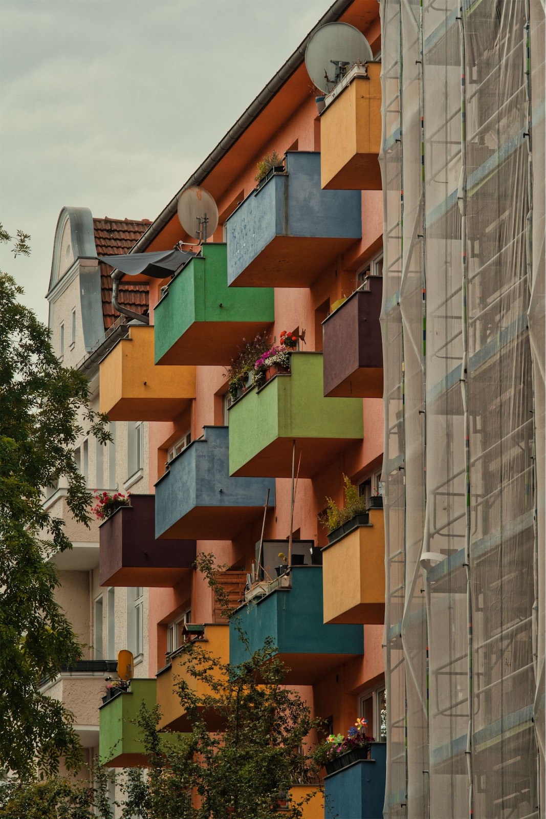 Farbige Balkone eines Wohnhauses – jede Einheit individuell