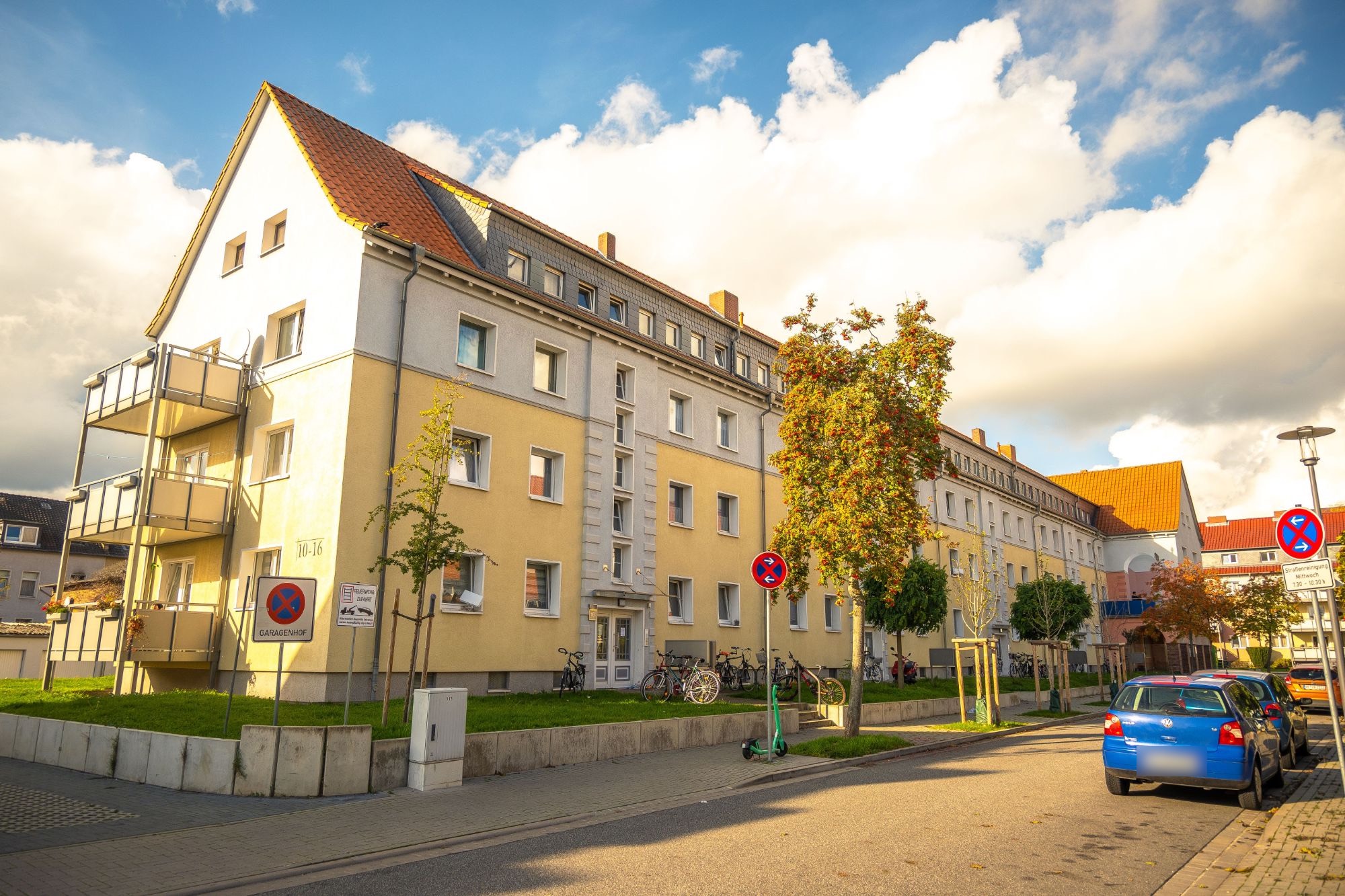Mehrfamilienhaus einer Wohnungseigentümergemeinschaft mit Balkonen und Grünanlage